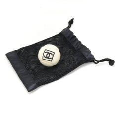 Weißer Tennisball und Beutel von Chanel
