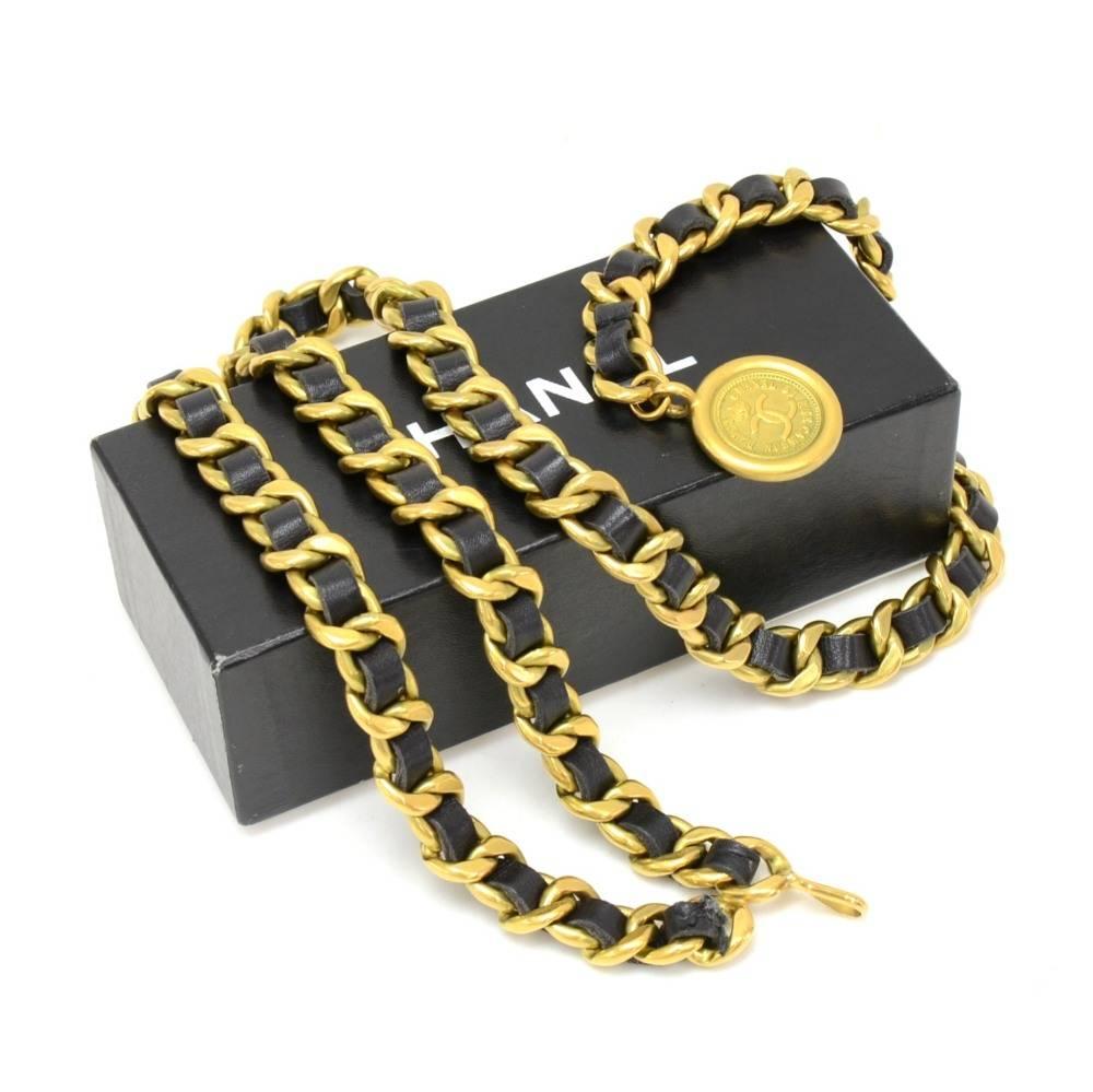 Chanel chain belt in black leather. It can fit smaller sizes since the hook can be attached on any place on the chain. Chanel 94 CC A Made in France engraved plate on the chain. Size: Full length app 32.7 inch or 83 cm. 

Made in: France
Size: 32.7
