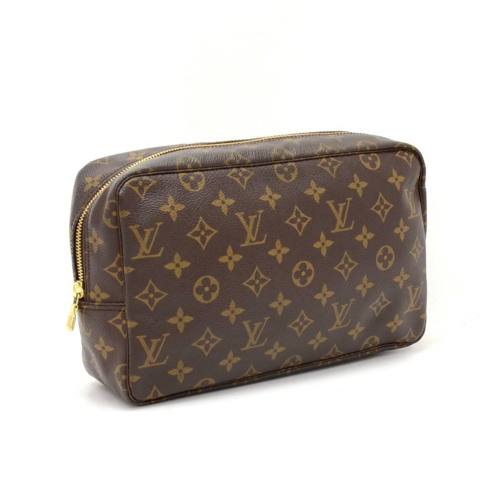 Vintage Louis Vuitton Trousse Toilette 28 cosmetic pouch in monogram canvas. Top access is secured with zipper. Inside has washable lining, 1 open pocket and 3 rubber bands to hold bottles. Very practical item to have!

Made in: France
Serial