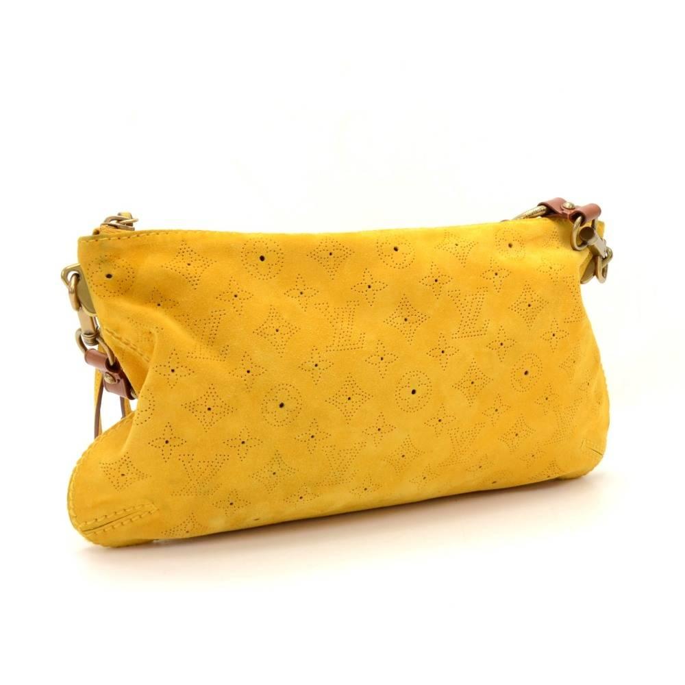 Louis Vuitton Onatah Pochette hand bag in yellow fleurs suede leather. Top is zipper closure. Inside in dark brown monogram lining with 1 open pocket. Shoulder strap is detachable to make it a clutch. Limited and cute item from Louis Vuitton.

Made