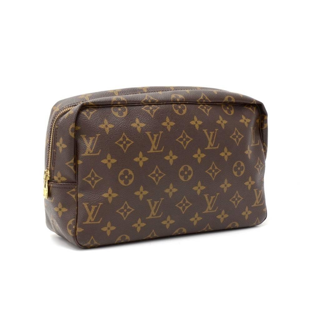 Vintage Louis Vuitton Trousse Toilette 28 cosmetic pouch in monogram canvas. Top access is secured with zipper. Inside has washable lining, 1 open pocket and 3 rubber bands to hold bottles. Very practical item to have!

Made in: France
Serial