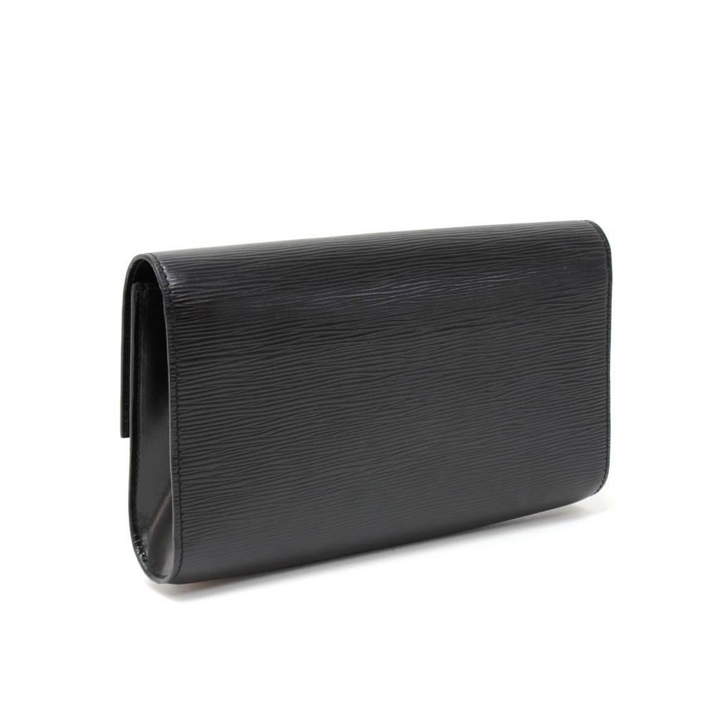 Vintage classic Louis Vuitton Pochette Chaillot clutch bag in black epi leather. Top is closed with flap and leather lock. Inside has black leather lining with 1 zipper pocket. Great for night out or daily use.

Made in: France
Serial Number: V.I.
