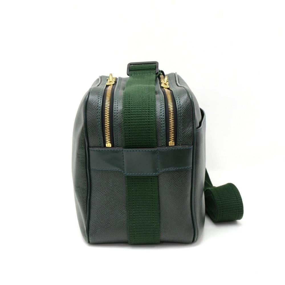 Louis Vuitton Reporter Green Taiga Leather Medium Shoulder Bag In Good Condition In Fukuoka, Kyushu