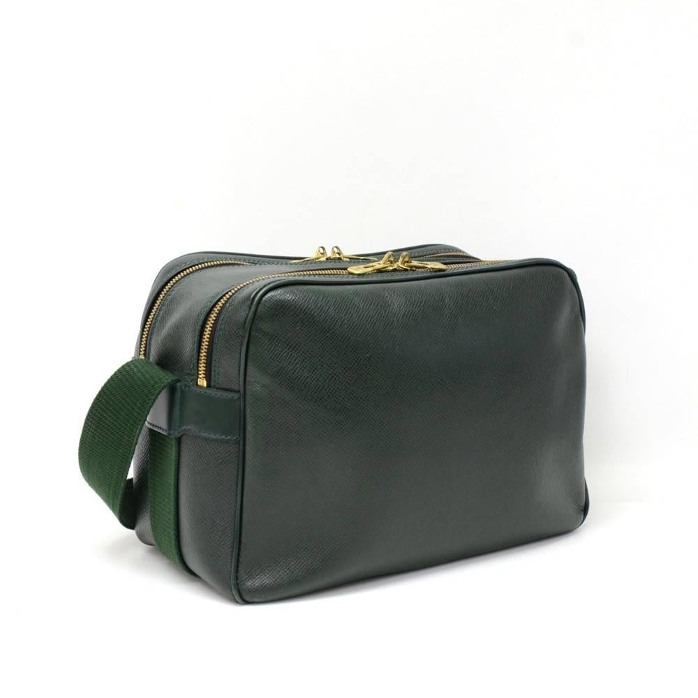 Louis Vuitton Reporter shoulder bag in green taiga leather. It has 2 compartments both with double zippers and 1 open pocket on the front. 1 interior open pocket in one of the compartment. Comfortable adjustable canvas shoulder strap. Its inspired
