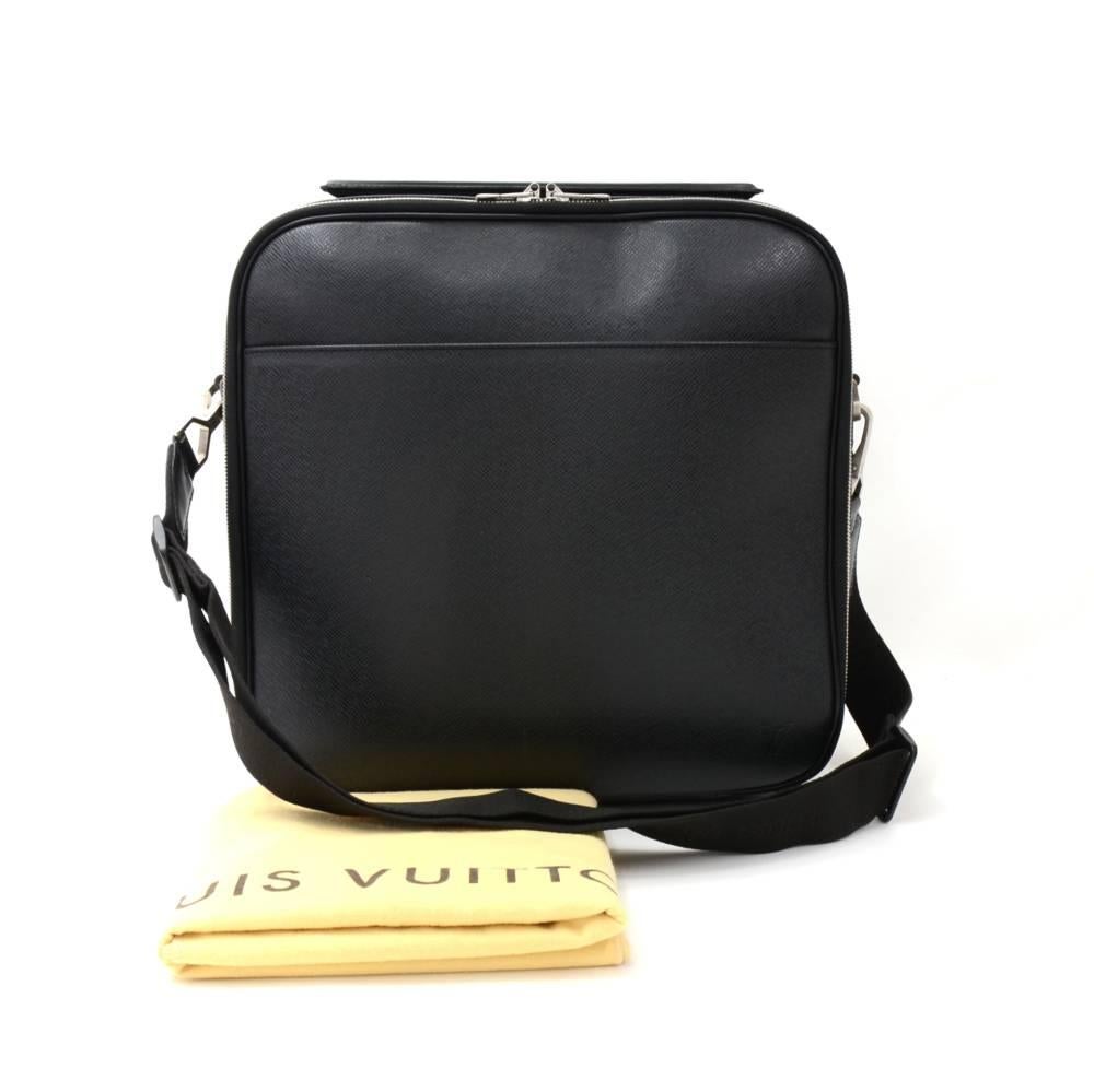 Louis Vuitton laptop briefcase in black Taiga leather. Outside has 1 open pocket. It has 2 compartments with double zipper closure. One for laptop and the other has 1 open pocket, 1 zipper pocket, 8 card slots. Perfect for your business trip and