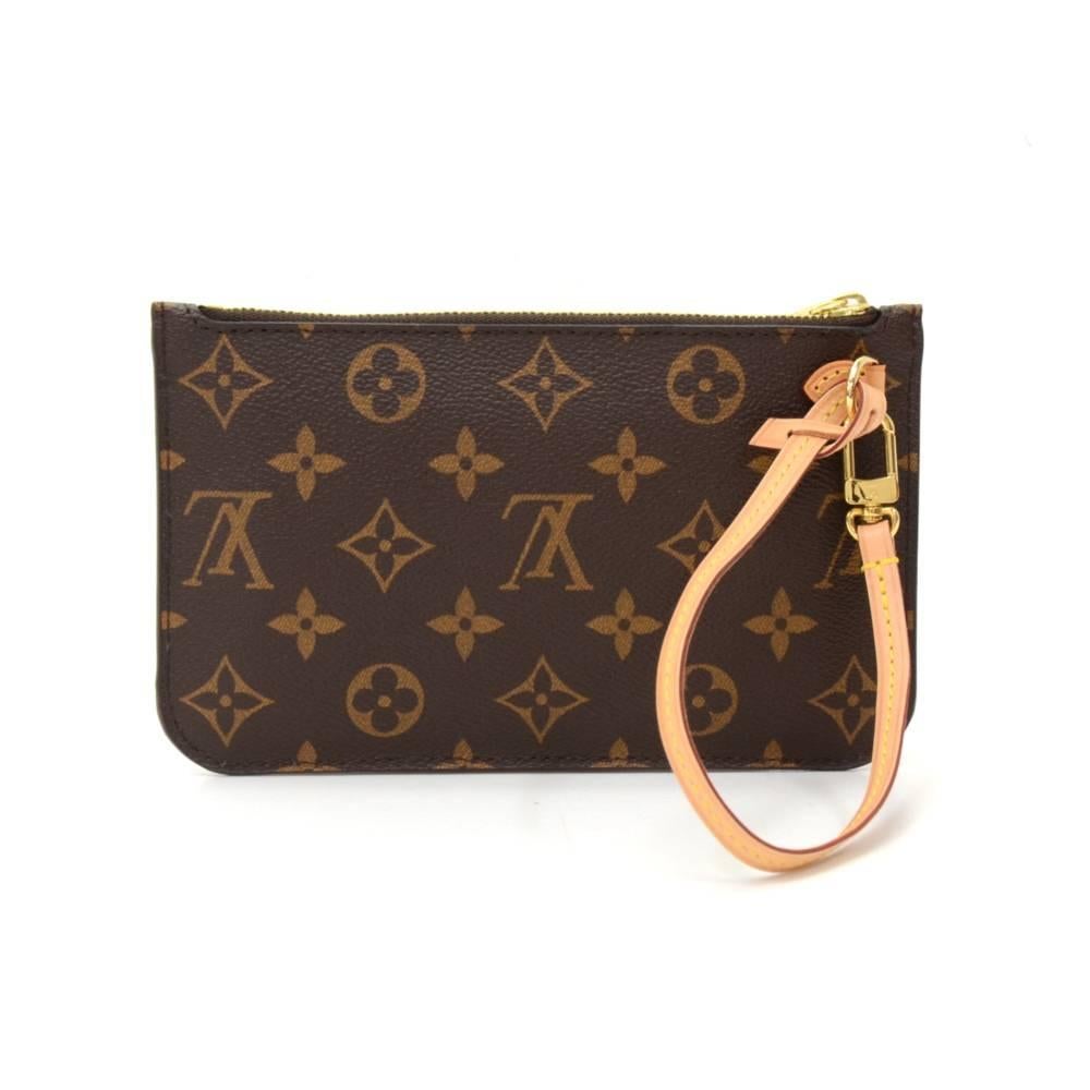 Louis Vuitton pouch in monogram canvas. Comes with a short removable leather strap. Great to keep many things secured like phones, cards, cosmetics and keys. Perfect for your Neverfull bag!
Made in: France
Serial Number: AR2165
Size: 7.5 x 4.5 x 0