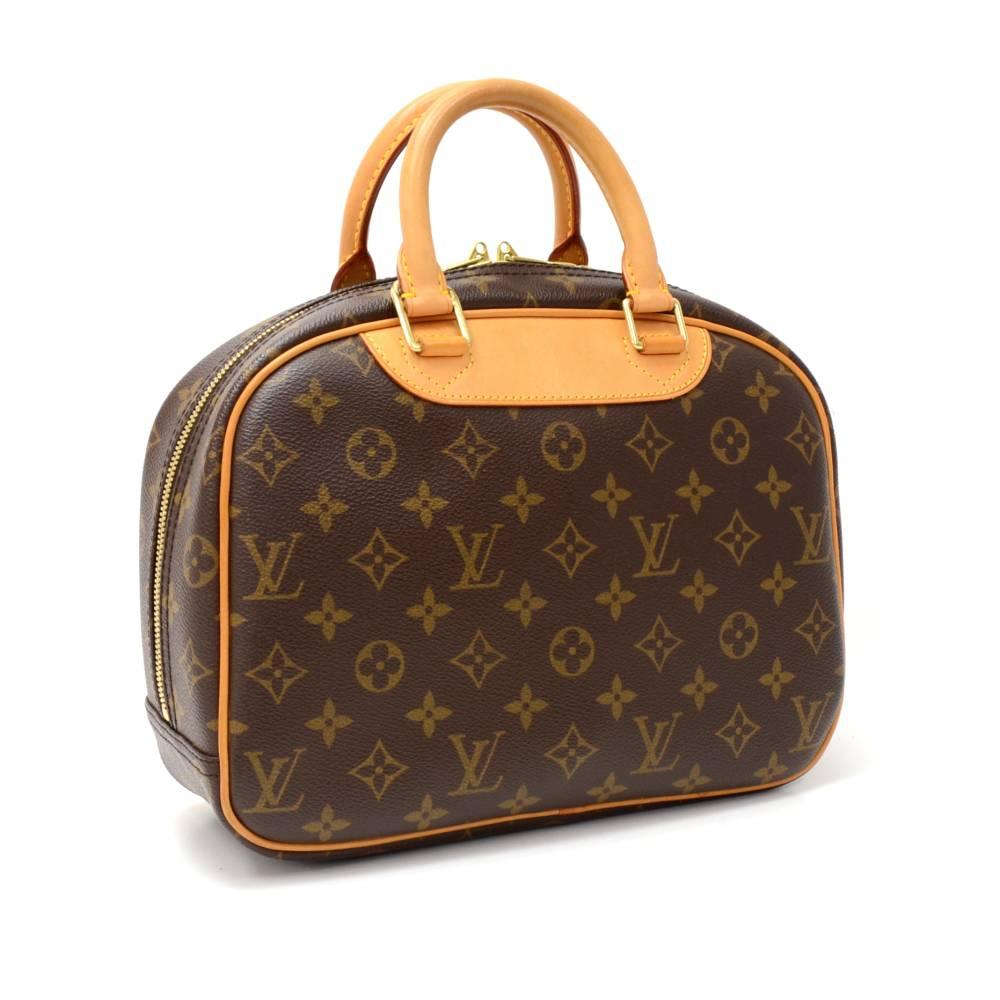 Louis Vuitton Trouville bag in monogram canvas. On the outside is 1 open side pocket. Double zipper closure opens up large access to the interior where is washable lining and 4 open pockets for all your items. Simply perfect companion wherever you