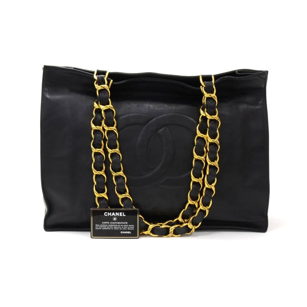 Vintage XLarge Chanel Shoulder bag in Black Lambskin leather. Chanel CC logo is stitched on the front of the bag. The inside has 1 large pocket with zipper. Comfortably carried on shoulder and offers great capacity. 

Made in: France
Serial Number: