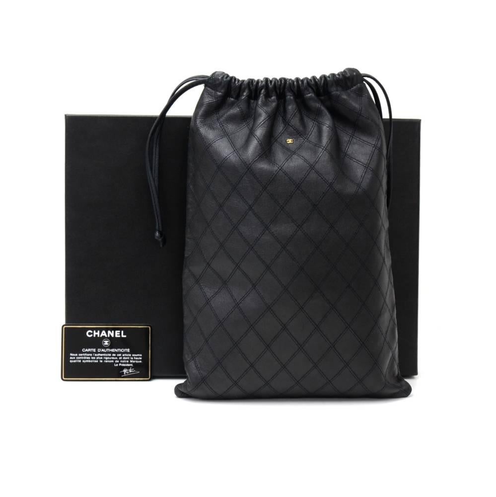 Authentic Chanel drawstring bag in black quilted leather. Main access secured with drawstring closure. Inside has textile lining with open space. Perfect to keep you organized and such a cute vintage item to have. 

Made in: France
Serial Number: