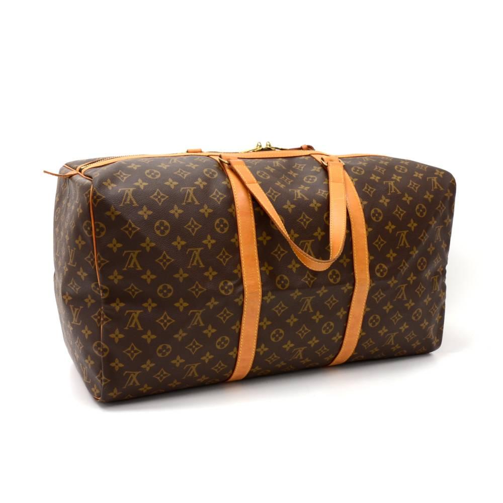 Louis Vuitton Sac Souple 55 is a classic of the Louis Vuitton travel bag collection. This spacious large sized version in Monogram canvas and double brass zipper. A great companion wherever you go.It comes with name tag and poignees.

Made in: