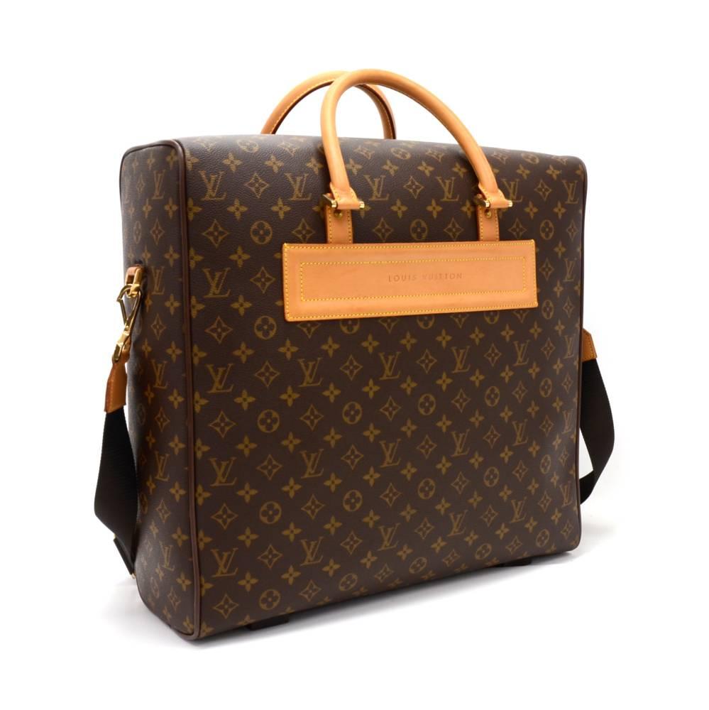 Louis Vuitton travel bag in monogram canvas and round leather handle. Main access is secured with brass double zipper. Inside has large space with one open pocket and garment straps to secure your clothes. Combines the flexibility of a light bag