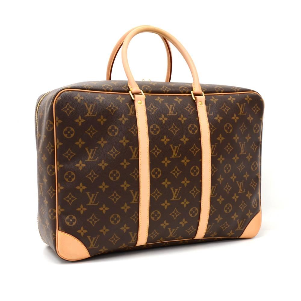 Louis Vuitton Sirius 45 travel bag in monogram canvas. Inside is washable lining and has 1 large open slip in pocket and garment straps. Perfect size to carry all your precious traveling goods. It comes with poignees.

Made in: France
Serial Number: