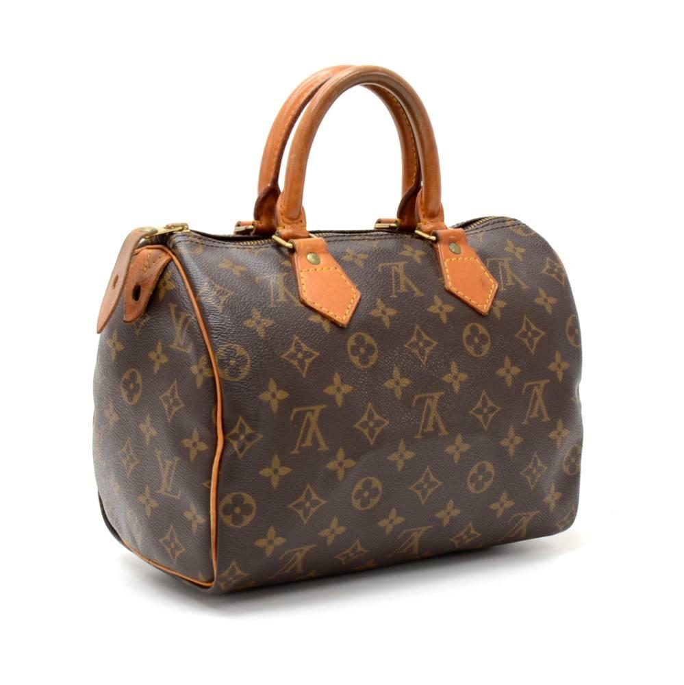 Hand-held Vintage Louis Vuitton Speedy 25 hand bag in Monogram Canvas. It offers light weight elegance in a compact format. Inspired by the famous keep all travel bag, it features a zip closure. This bag is perfect for carrying everyday essentials.