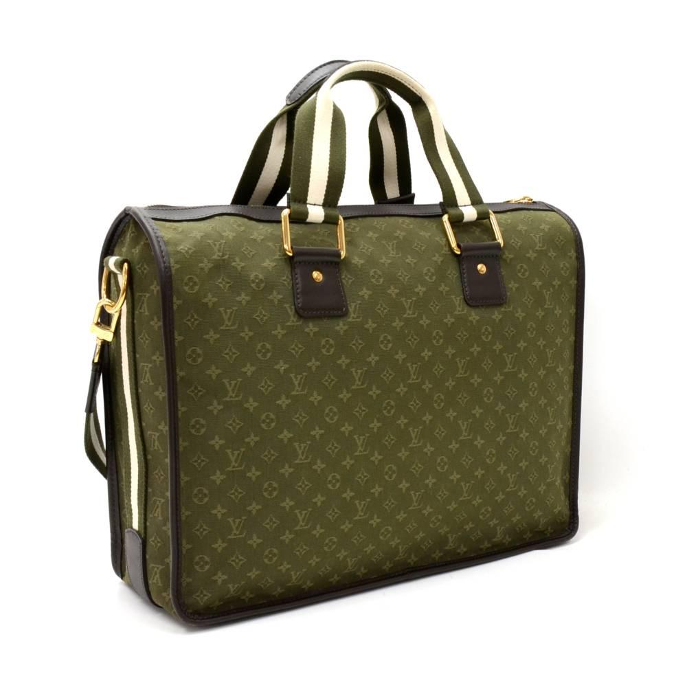 Louis Vuitton Sac 48h Mary Kate in Gree Khaki Monogram Mini Canvas. Main acess has a zipper closure. Outside has 2 pockets with stud closures. Inside has 2 pockets, one open pocket and a smaller one for mobile or glasses. Perfect for weekend