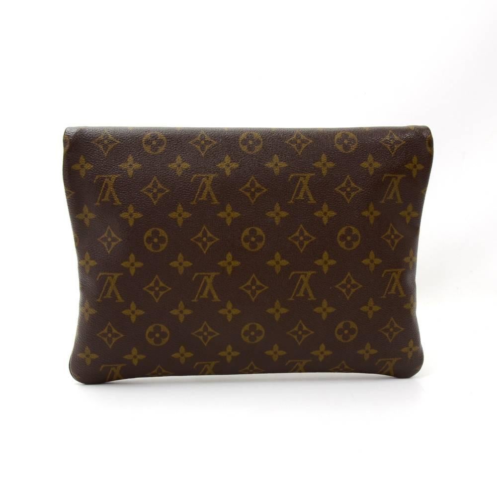 This vintage Louis Vuitton Pochette Pliant Clutch bag in Monogram canvas with stud lock. It has 1 exterior zipper pocket in front. Inside has brown leather lining with open space. Simple and practical item! 

Made in: France
Size: 12 x 8.7 x 1
