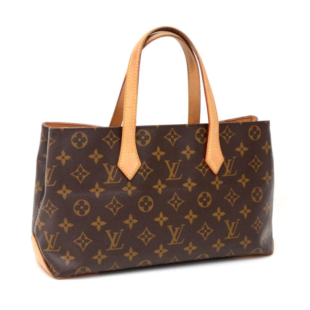 Louis Vuitton Willshire in monogram canvas. Open access with hook. Inside is dark brown alkantra lining with 1 zipper and 2 open pockets. Comfortably carried in hand. 

Made in: France
Serial Number: CA 0111
Size: 15.4 x 10.6 x 4.7 inches or 39 x 27