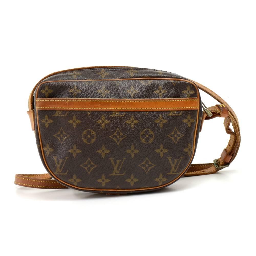 Authentic Vintage Louis Vuitton Jeune Fille PM shoulder bag in monogram canvas. Top is secured with a zipper and 1 flap pocket secured with a buckle in front and one open pocket in the back. Inside has brown lining and 1 zipper pocket. Can be