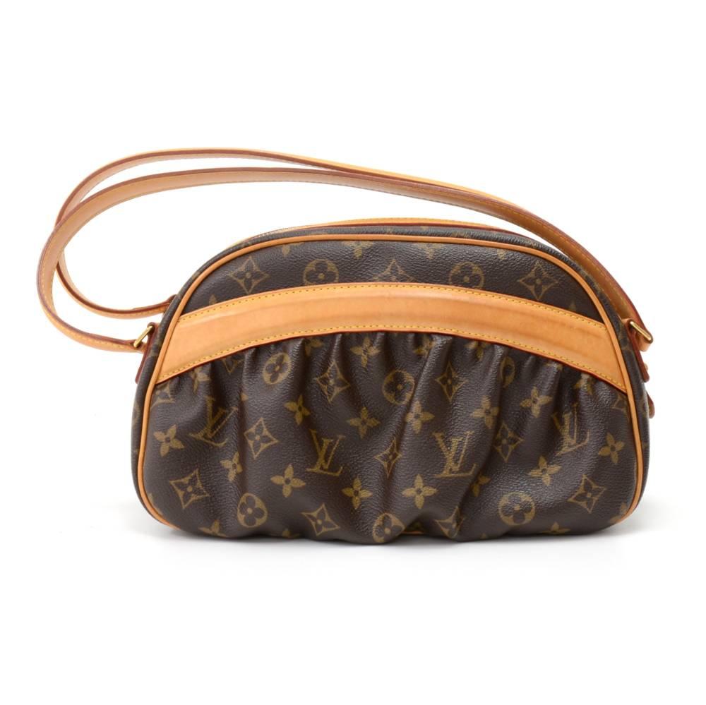Louis Vuitton Mizi bag in monogram canvas. It has 1 open slip pocket on front. Top closed with double zipper. Inside has red alkantra lining with 1 open pocket and 1 for mobile. Discontinued item to find. 

Made in: France
Size: 15 x 9.8 x 6.3