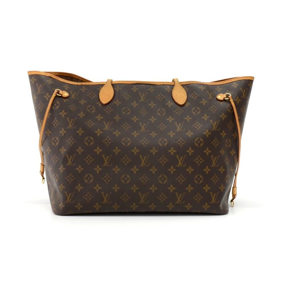 This is Louis Vuitton Neverfull GM tote bag in monogram canvas. Inside has 1 zipper pocket. Comes with D ring inside to attach small pouches or keys. SKU: LO386

Made in: France
Serial Number: SP5008
Size: 15.6 x 12.8 x 7.9 inches or 39.5 x 32.5 x