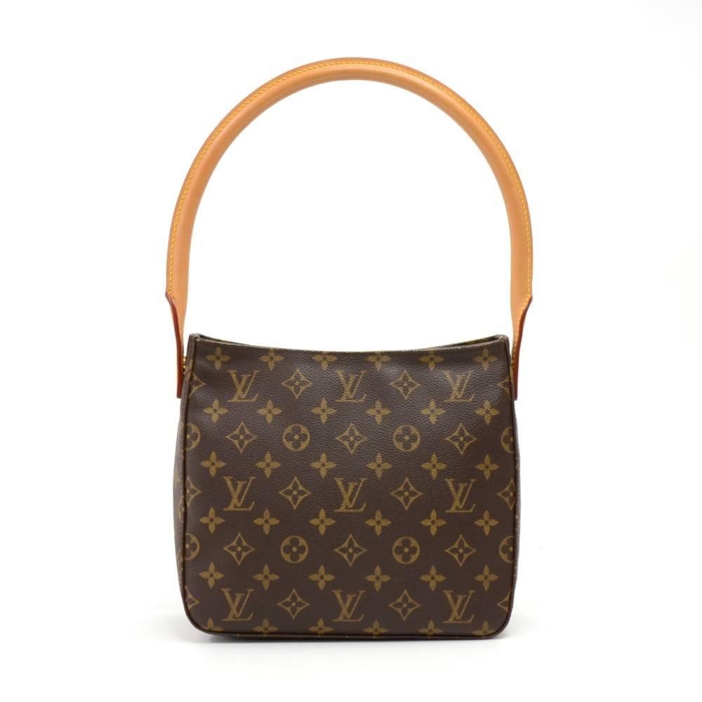 Louis Vuitton Looping MM in monogram canvas. Top is secured with a zipper. Inside has beige alkantra lining, 1 zipper pocket and 1 for mobile or glasses. Carried on one shoulder or in hand. SKU:LO411

Made in: France
Serial Number: FL0091
Size: 9.4