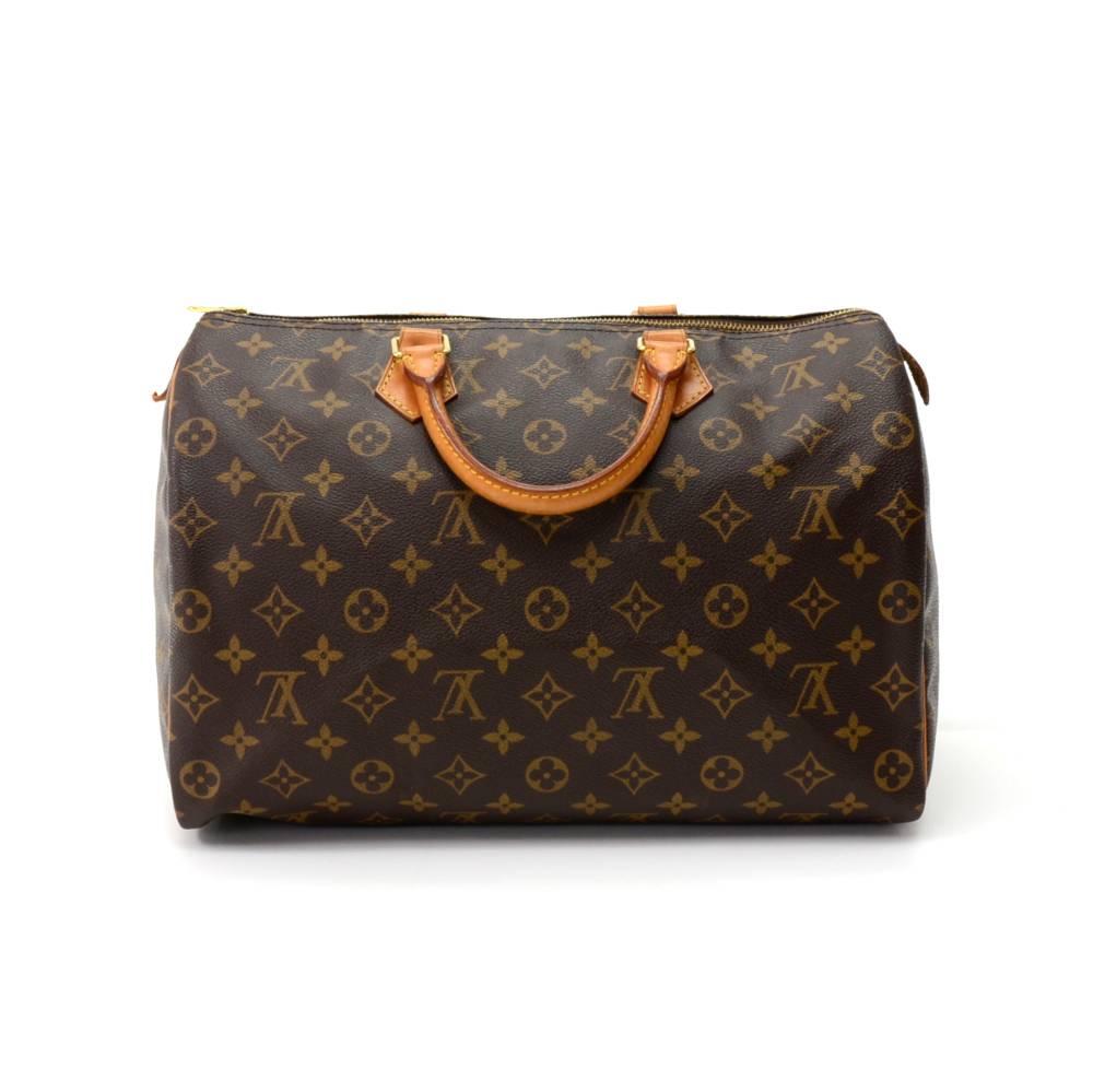 Vintage Louis Vuitton Speedy 35 hand bag crafted in monogram canvas. It offers light weight elegance in a compact format. Inspired by the famous keep all travel bag, it features a brass zip closure. Perfect for carrying everyday essentials.