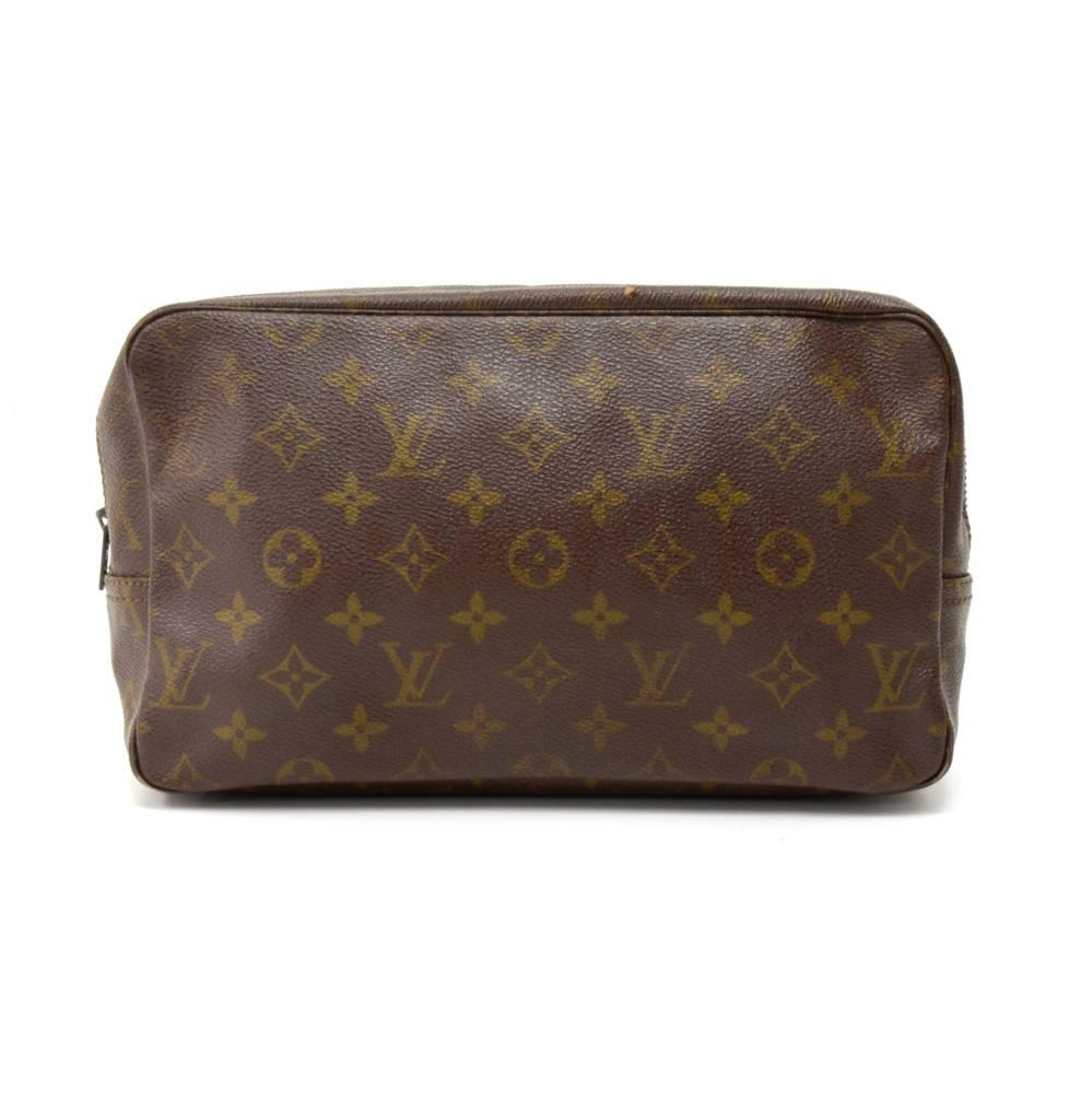 Vintage Louis Vuitton Trousse Toilette 28 cosmetic pouch in monogram canvas. Top access is secured with zipper. Inside has washable lining, 1 open pocket and 3 rubber bands to hold bottles. Very practical item to have! SKU: LO466

Made in: