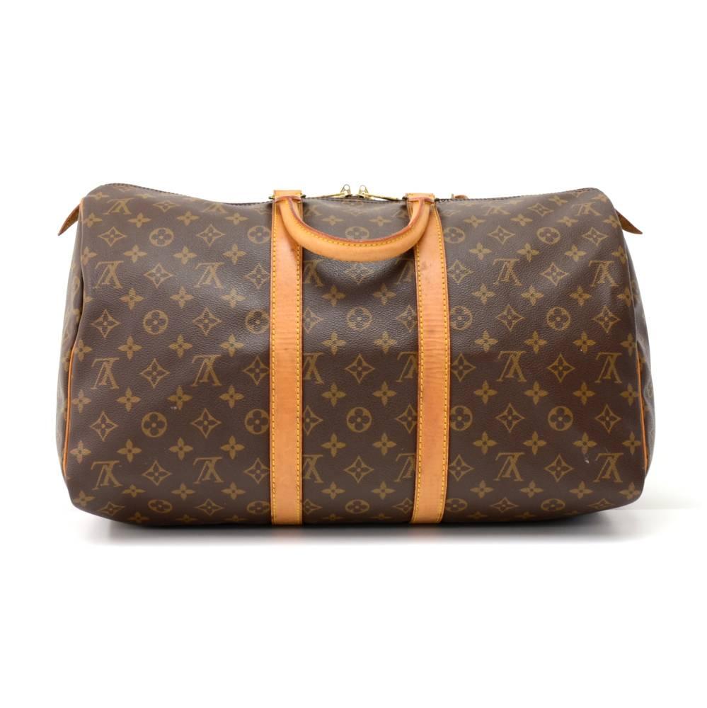 Vintage Louis Vuitton Keepall 45 is a classic of the Louis Vuitton travel bag collection. This spacious medium sized version in Monogram canvas and a double brass zipper. A great companion wherever you go. It comes with name tag and poignees. SKU: