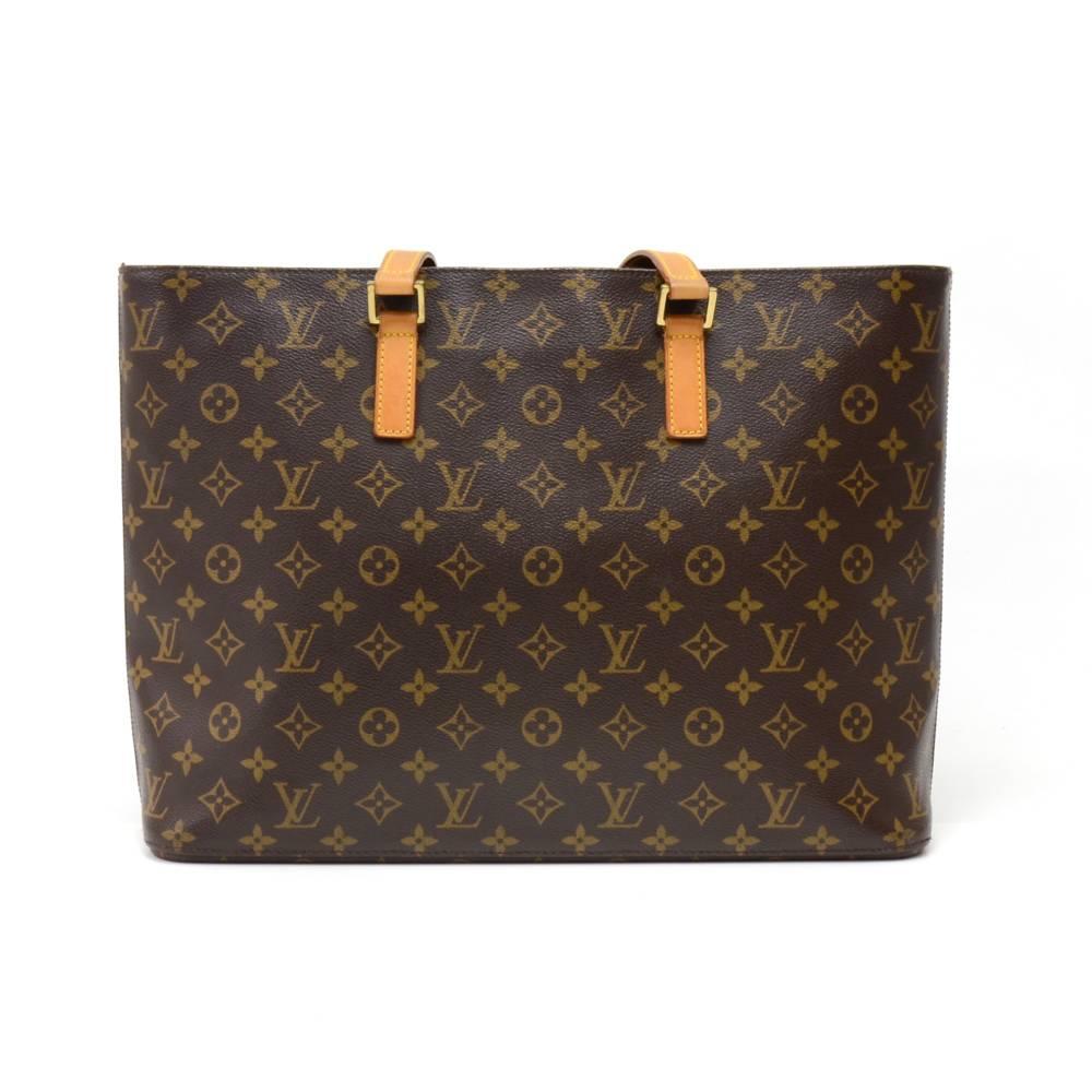 Louis Vuitton Luco large tote crafted in canvas monogram. Top is secured with brass zipper. Inside is beige alkantra with 3 side pockets: 1 with a zipper, 1 opened and another one that is split into 3 compartments. Comfortably carried on shoulder