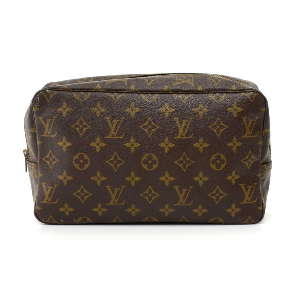 Vintage Louis Vuitton Trousse Toilette 28 cosmetic pouch in monogram canvas. Top access is secured with zipper. Inside has washable lining, 1 open pocket and 3 rubber bands to hold bottles. Very practical item to have! SKU: LO476

Made in: