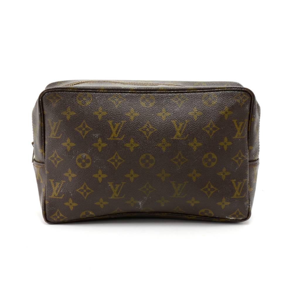Authentic Vintage Louis Vuitton Trousse Toilette 28 cosmetic pouch in monogram canvas. Top access is secured with zipper. Inside has washable lining, 1 open pocket and 3 rubber bands to hold bottles. Very practical item to have! SKU: LO471

Made in: