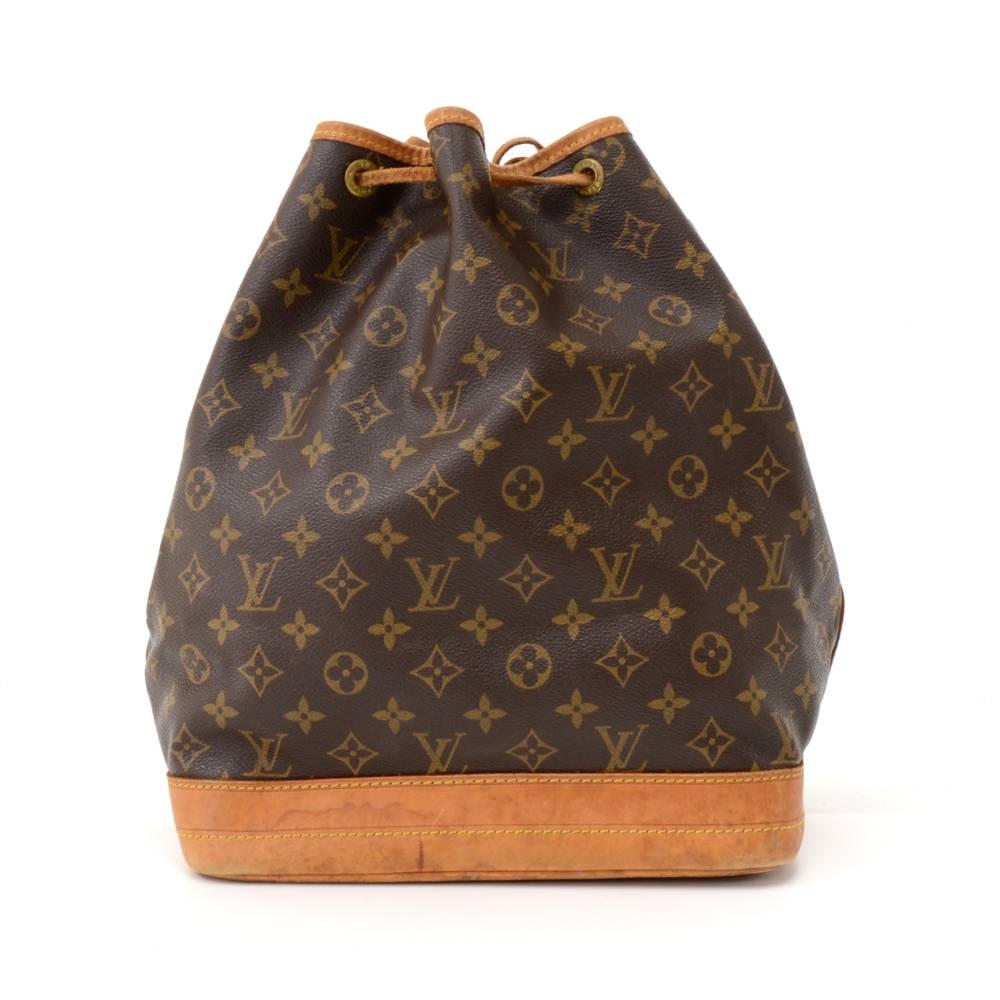 Vintage Louis Vuitton Petit Noe in monogram canvas. It has adjustable cowhide leather shoulder strap and tie up string closure. Inside is brown lining. The famous champagne bag created in 1932 makes Noé a true classic. SKU: LO509

Made in: