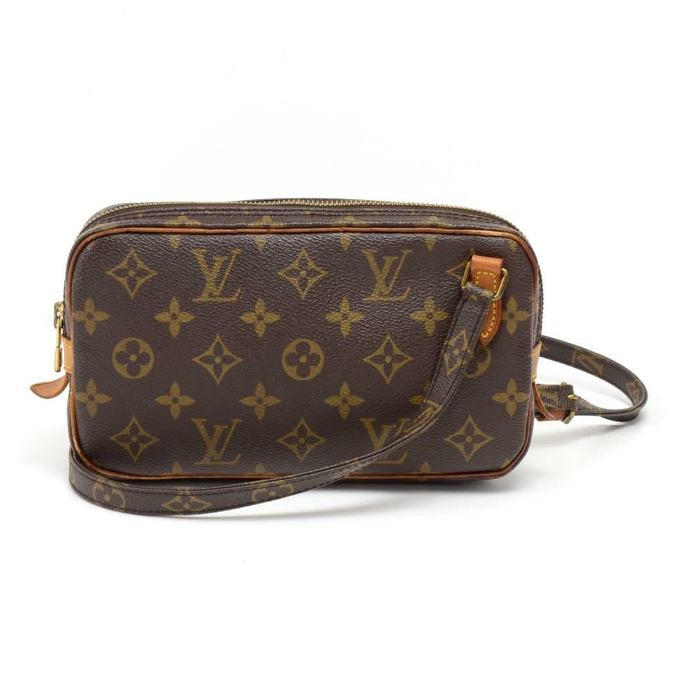 Vintage Louis Vuitton Pochette Marly Bandouliere in monogram canvas. It can be carried on shoulder or across body with adjustable leather strap and shoulder support. It stores beauty products and other daily essentials. SKU: Lo437

Made in: