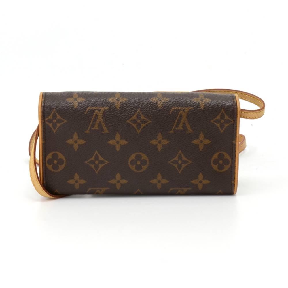 Authentic Louis Vuitton pochette twin GM pouch in monogram canvas. It is elegant with its easy and secure magnetic closure. It can be worn on one shoulder, across the body with the cowhide leather strap or just as a clutch. SKU: LO447

Made in: