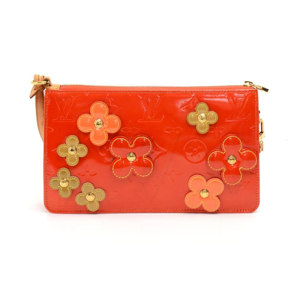 Louis Vuitton Lexington in orange vernis leather with flowers. This is a limited edition which was introduced in the year 2002 and is hard to come by. Outside has vernis leather flowers with gold Louis Vuitton biss centers. Main access is secured
