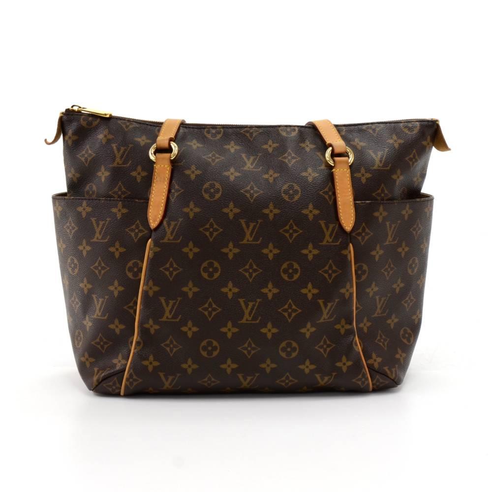 Louis Vuitton Totally PM bag in monogram canvas. It has zipper closure with 2 open pockets outside. Inside is in canvas lining with 2 open pockets. Perfect for daily use and offer great capacity. SKU: LO551

Made in: France
Serial Number:
