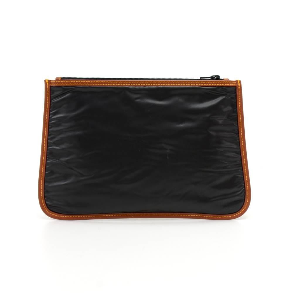 Hunting World Black Pouch/ Small Bag in Bachu Cross and leather. Made in romania. Main access has a zipper closure and inside has a fabric lining. Great for storing your small items/ accessories. SKU: OA104
Made in: Romania
Size: 11.8 x 0.2 x 8