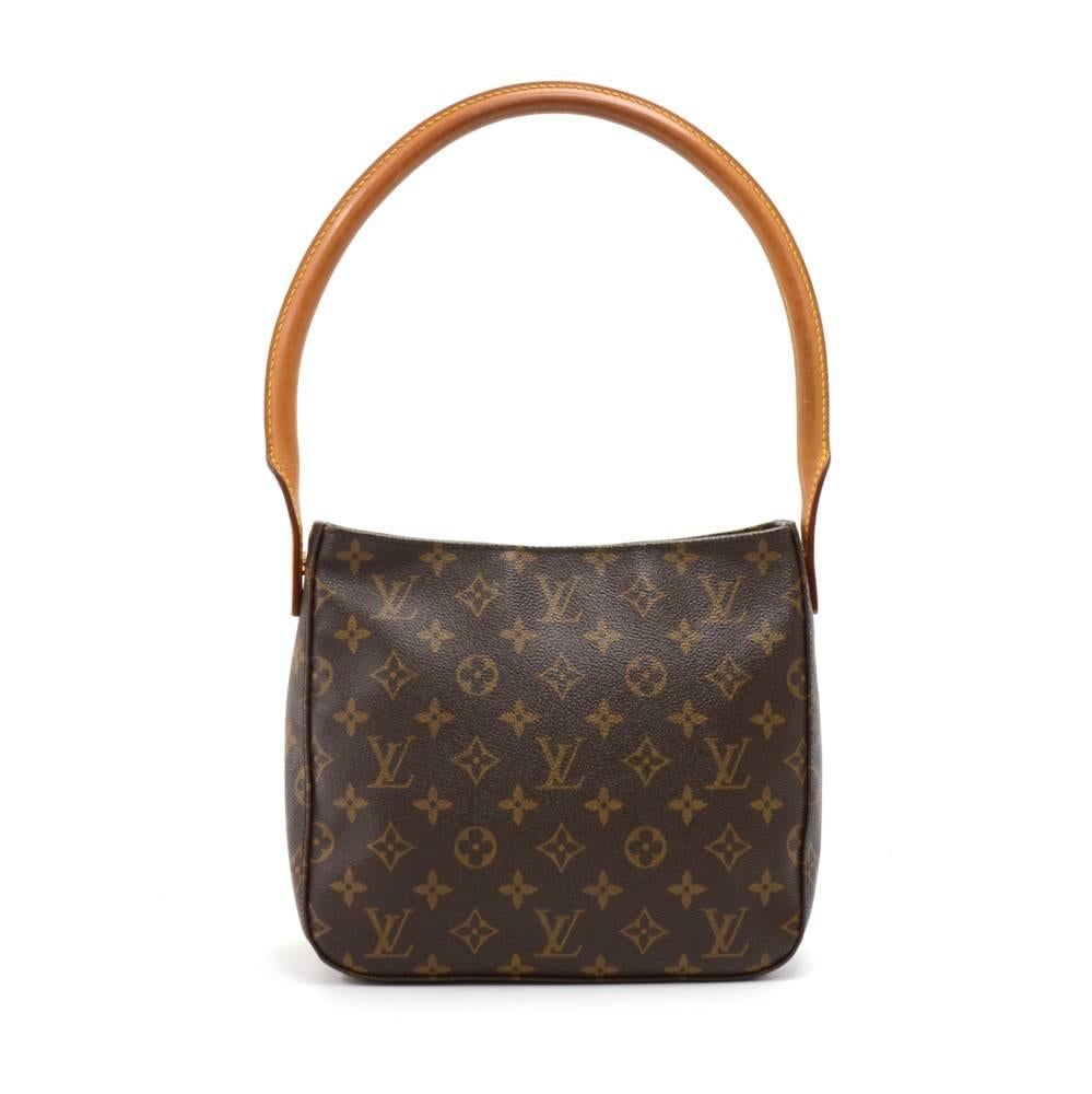 Louis Vuitton Looping MM in monogram canvas. Top is secured with a zipper. Inside has beige alkantra lining, 1 zipper pocket and 1 for mobile or glasses. Carried on one shoulder or in hand.SKU: LO547

Made in: France
Serial Number: FL0061
Size: 9.4