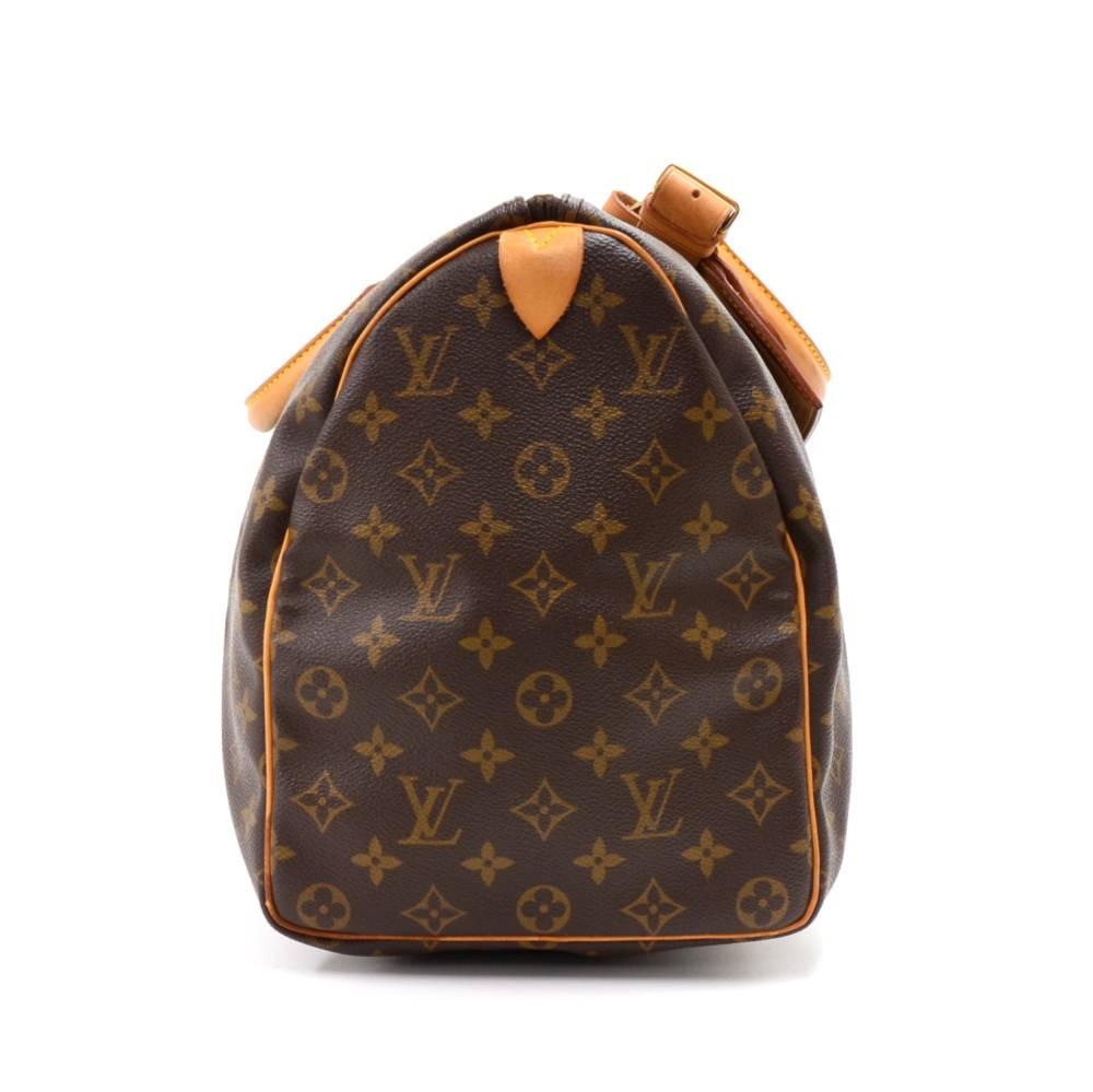 Black Vintage Louis Vuitton Keepall 45 is a classic of the Louis Vuitton travel bag co