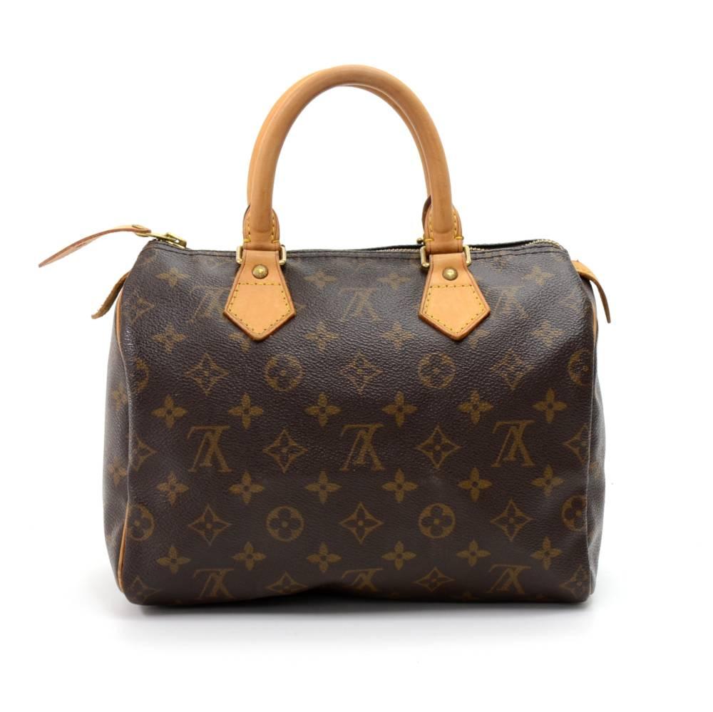 Vintage Louis Vuitton Speedy 25 hand bag in Monogram Canvas. It offers light weight elegance in a compact format. Inspired by the famous keep all travel bag, it features a zip closure. This bag is perfect for carrying everyday essentials. One of the
