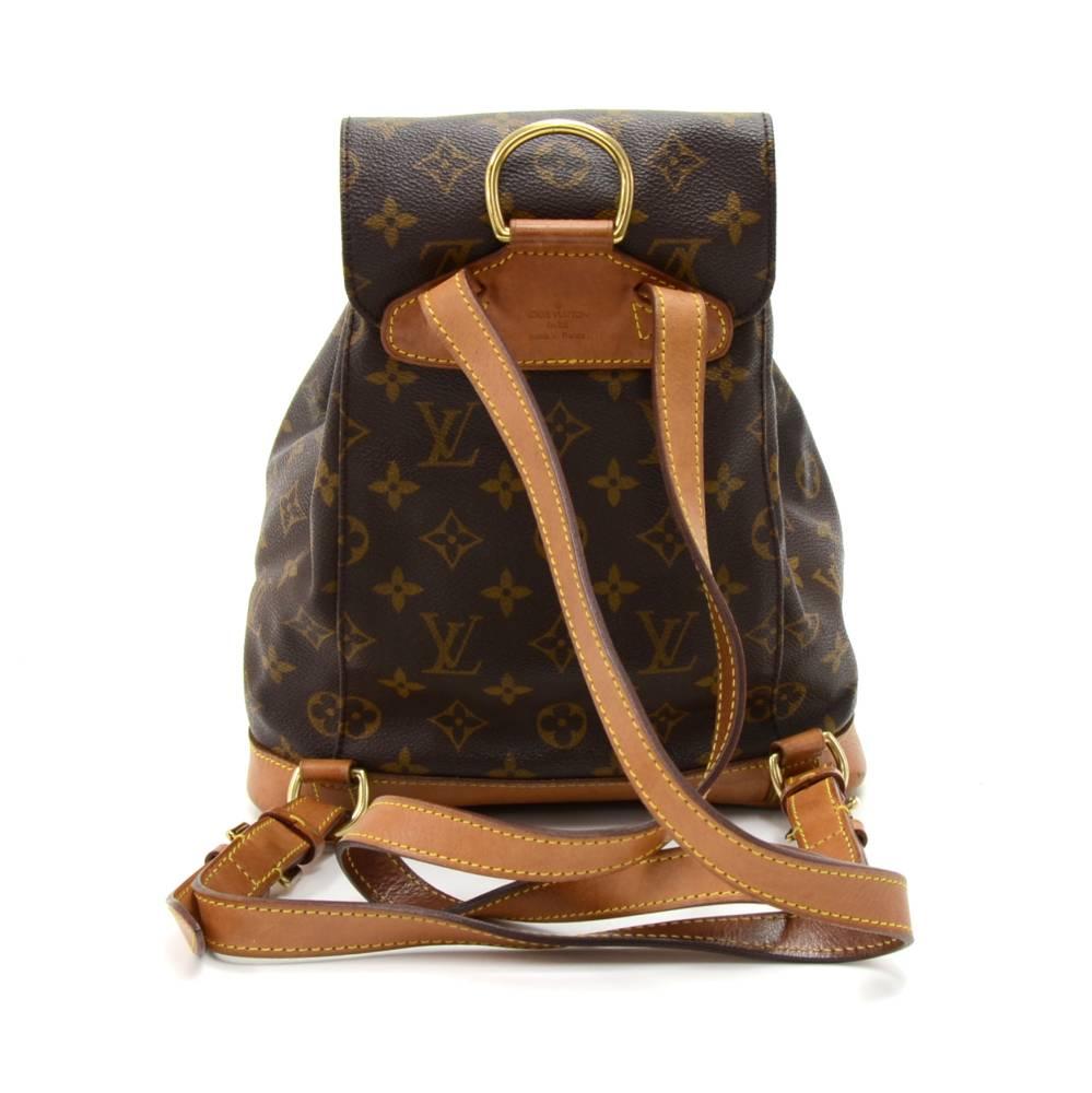 Vintage Louis Vuitton backpack Montsouris MM in Monogram canvas. It has 1 external zipper pocket on the front. Leather pull string closure with flap top for security and 1 interior open pocket. Discontinued model.SKU: Lo532

Made in: France
Serial