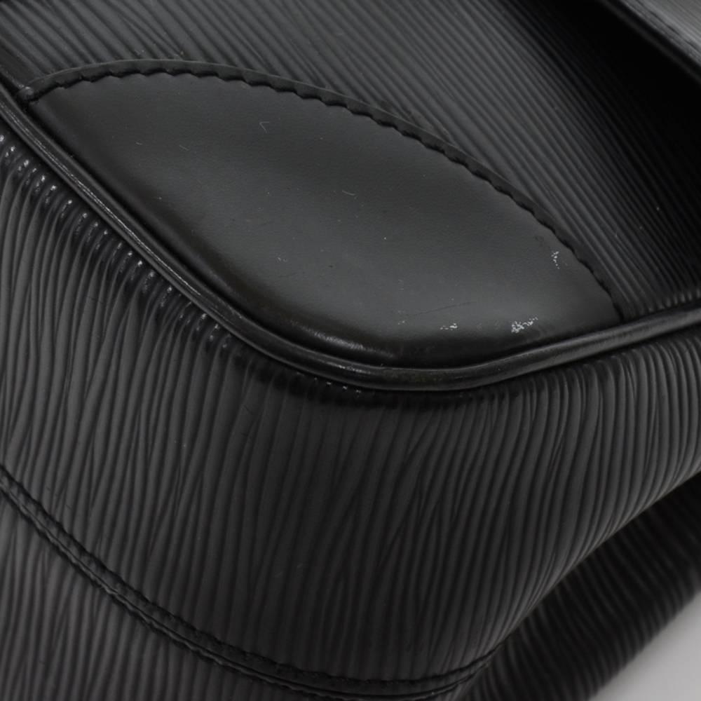 Louis Vuitton Segur PM Black Epi Leather Shoulder Hand Bag For Sale 2