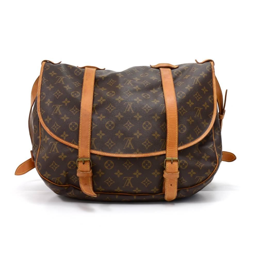 Louis Vuitton Saumur 43 in monogram canvas. It is the largest size of the Saumur model for all your daily or traveling needs. The adjustable leather strap can be worn across the body or on one shoulder. Two separate compartments with flap and