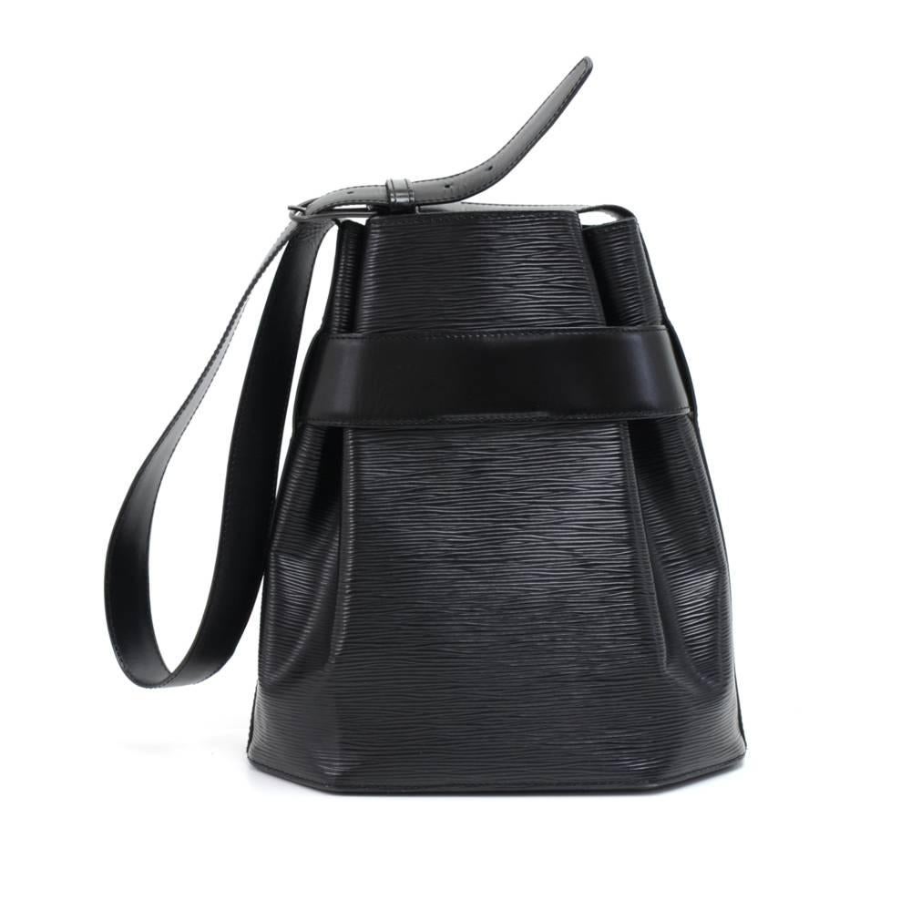 Vintage Louis Vuitton black Sac D'epaule Epi leather shoulder bag. It has open access with a leather strap around the top of the bag secured with a stud. It is carried on the shoulder with its adjustable shoulder strap. Inside has alkantra lining