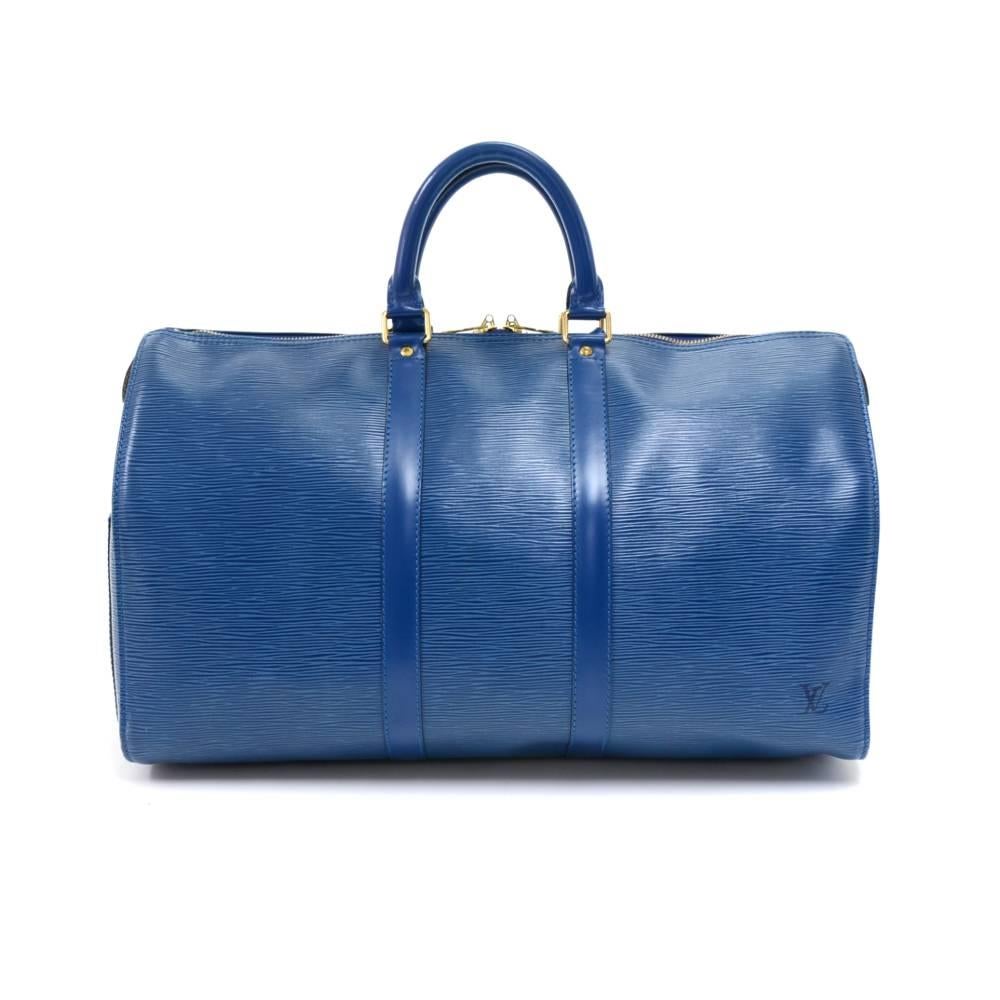 Vintage Louis Vuitton Keepall 45 in Blue Epi leather. It is a classic of the Louis Vuitton travel bag collection. It has comfortable rounded leather handles and a double zipper. Easy access and truly popular color.Comes with name tag and Poignees.