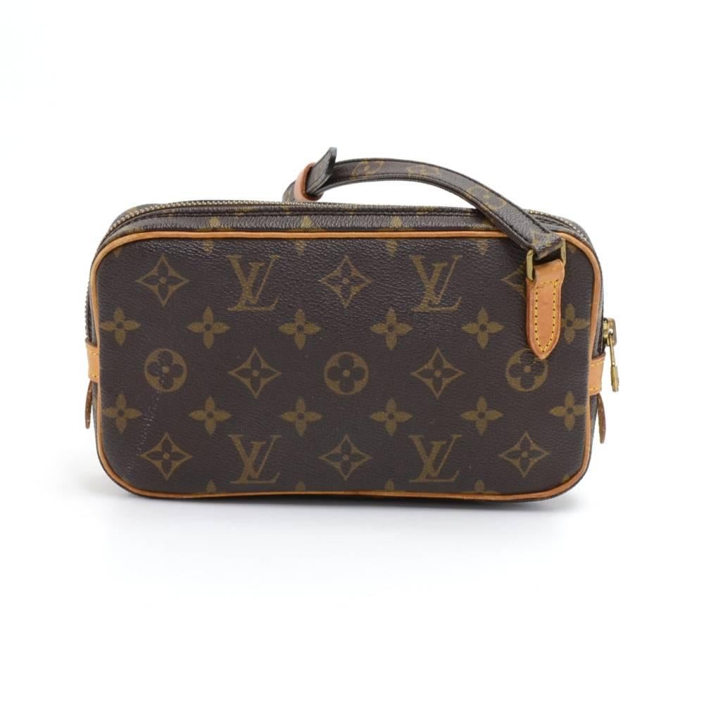 Vintage Louis Vuitton Pochette Marly Bandouliere in monogram canvas. It can be carried on shoulder or across body with adjustable leather strap and shoulder support. It stores beauty products and other daily essentials. SKU: LO757

Made in:
