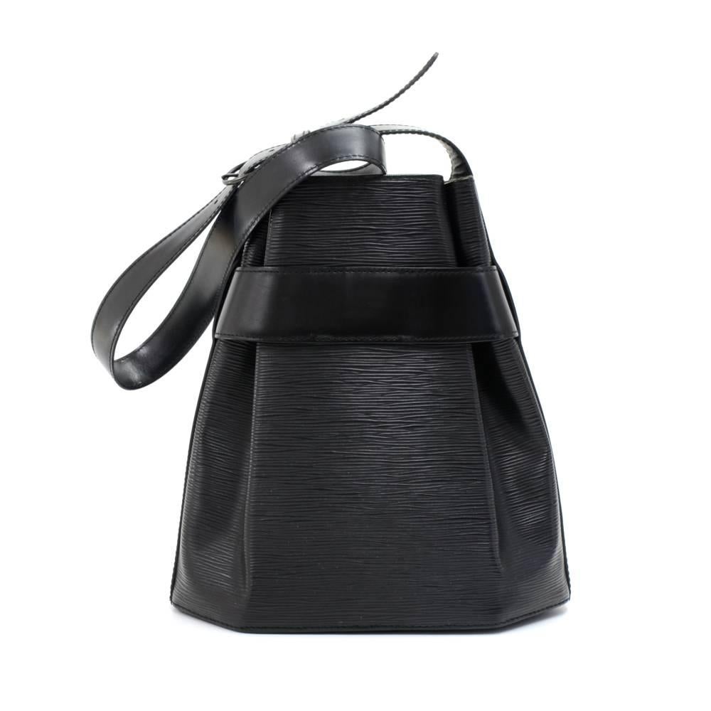 Vintage Louis Vuitton black Sac D'epaule Epi leather shoulder bag. It has open access with a leather strap around the top of the bag secured with a stud. It is carried on the shoulder with its adjustable shoulder strap. Inside has alkantra lining