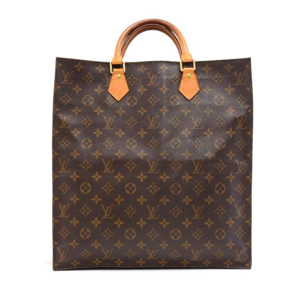Louis Vuitton Sac Plat tote bag. Hand-held with its comfortable leather handles, is generously dimensioned to carry all your daily necessities. It fits format A4 as all your magazines or work related paperwork. It has one open pocket and a pocket
