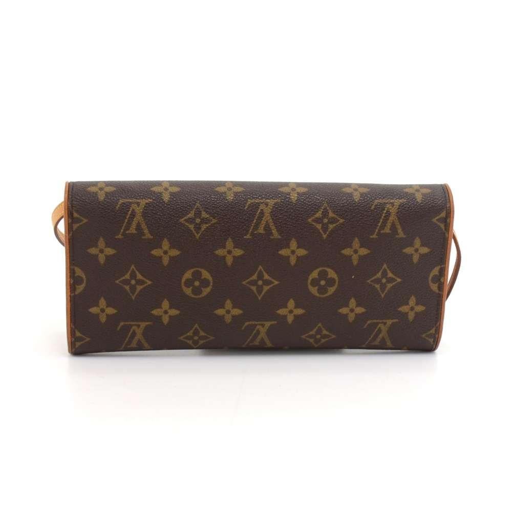 Louis Vuitton pochette twin GM pouch in monogram canvas. It is elegant with its easy and secure magnetic closure. It can be worn on one shoulder, across the body with the detachable cowhide leather strap or just as a clutch. SKU: LQ036

Made in: