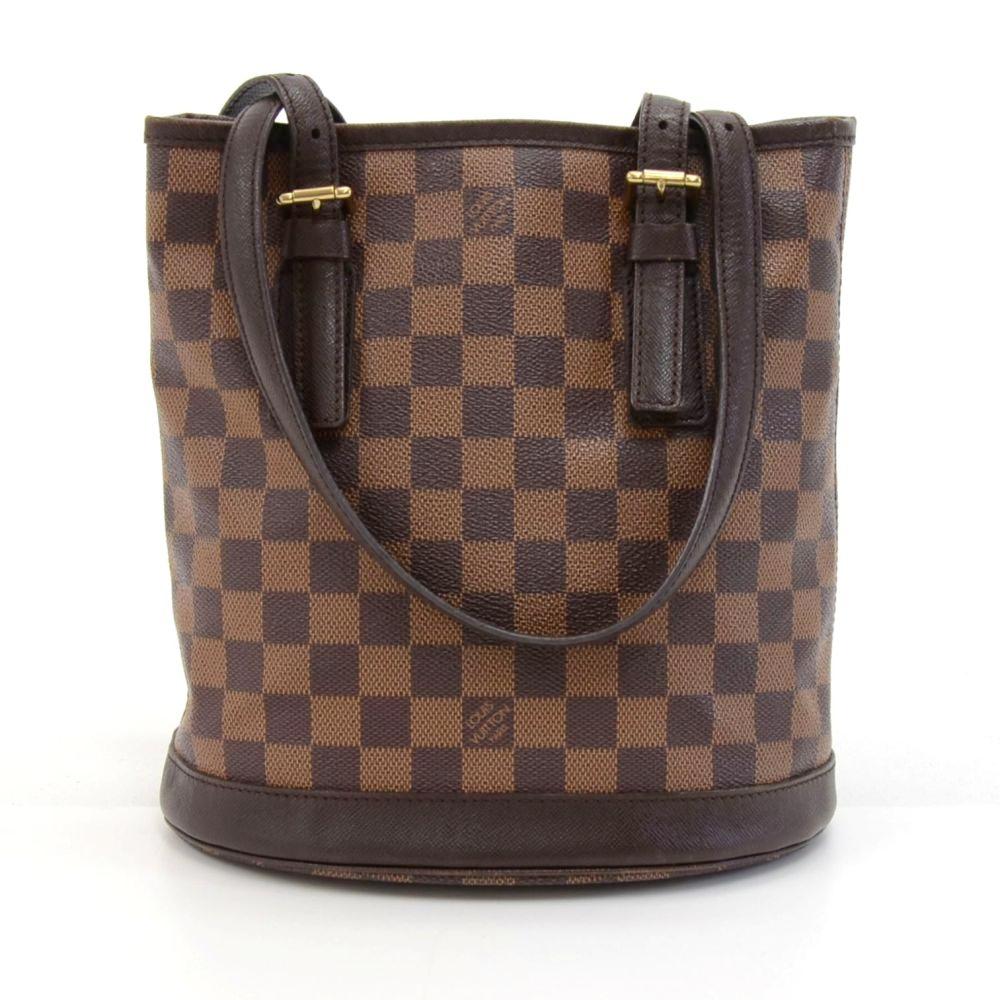 Vintage Louis Vuitton Marais in Damier canvas. It has protective brass feet and brown leather trim and details. it can be carried on the shoulder or in hand with the adjustable straps. Inside has alkantra lining with 2 zipper pockets. A classic and