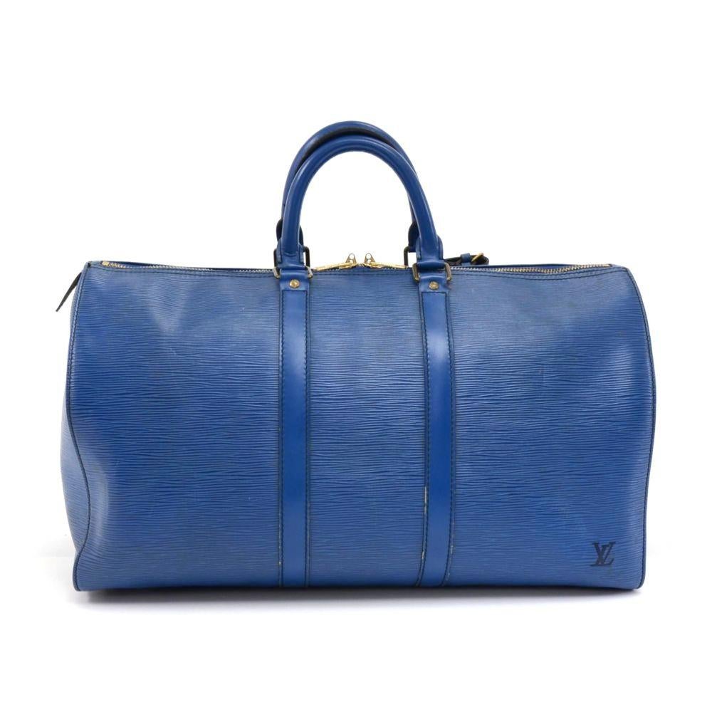 Vintage Louis Vuitton Keepall 45 in Epi leather. It is a classic of the Louis Vuitton travel bag collection. It has comfortable rounded leather handles and a double zipper. Easy access and truly popular color.Comes with name tag and Poignees. SKU: